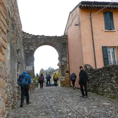 P1190841   Una delle entrate a P.zza Castello,  nel 1859 Castello fortificato. Torre Gonzaghesca.